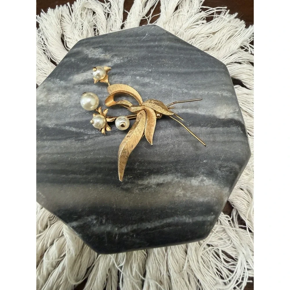 Vintage Signed Roma Faux Pearl Flower in Gold‎ Tone Metal Leaves Brooch